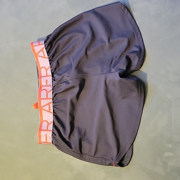 EUC Under Armour Loose Youth Heatgear Shorts - Picture 2 of 3